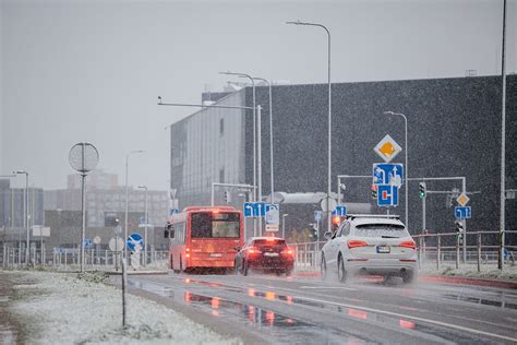 Motociklas su vasarinėmis padangomis ant sauso kelio pavasarį