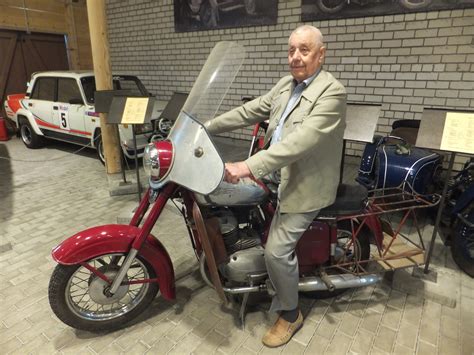 Motociklininkas ir mopedo vairuotojas su saugos šalmais ir apsaugine apranga