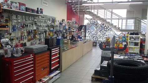 Interjero nuotrauka su automobilių dalių ir aksesuarų parduotuvės lentynomis