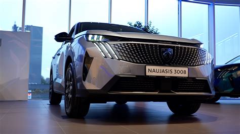 Tematinė nuotrauka: lengvieji automobiliai, stovintys prie medicinos įstaigos