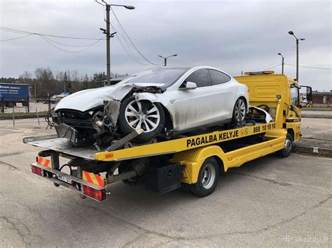Traliukas tempiantis automobilį kelyje