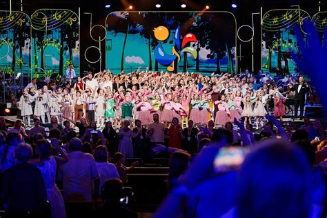 Teminė nuotrauka: „Dainų dainelės“ laureatai scenoje su orkestru