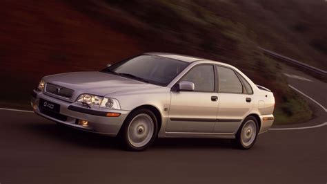 Volvo S40 (2004) išorės dizainas, pabrėžiantis kompaktiškas, bet tvirtas kėbulo linijas