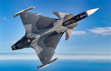 Teminis foto: Gripen E naikintuvas, skrendantis su pilna ginkluotės apkrova
