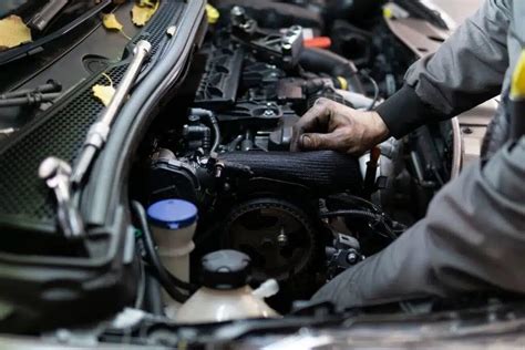 Tematinė nuotrauka: Mechanikas tikrina automobilio variklį servise