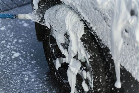 Automobilio padengimas apsauginiu vašku po plovimo