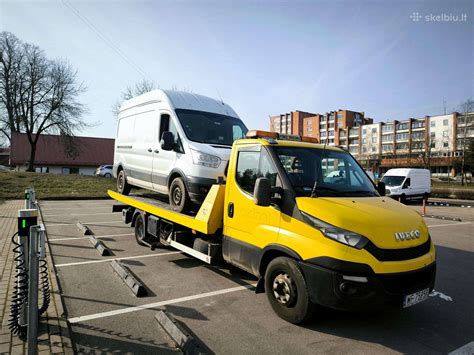 Sunkvežimio rato keitimas kelyje