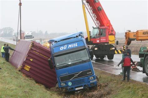 Ištrauktas sunkvežimis iš griovio