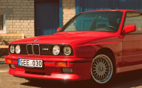 Nuotrauka: nugruntuotas BMW E30 lauke