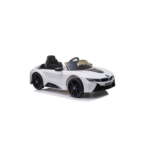 Vaikas spalvinantis BMW automobilį