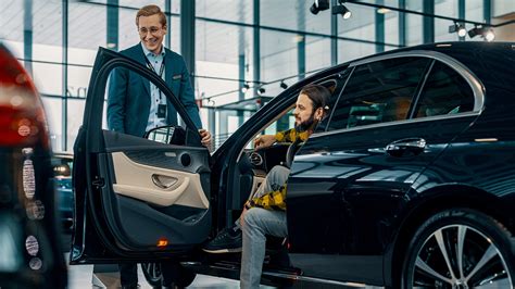 Klientas apžiūri automobilį „trade-in“ aikštelėje salone