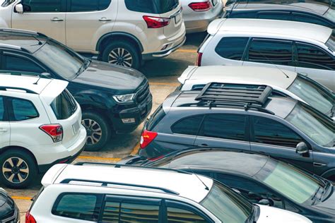 Kelių automobilių pasirinkimas, simbolizuojantis naujo ir naudoto automobilio dilemą