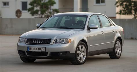 Audi A4 B6 sedanas stovintis lauke