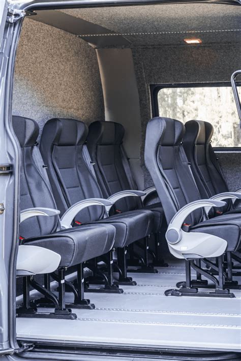 Automobilių vidaus nuotrauka su 6 sėdimomis vietomis