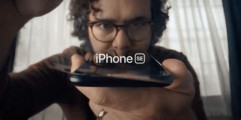 Tematinė nuotrauka: žmogus, nustatantis naują iPhone