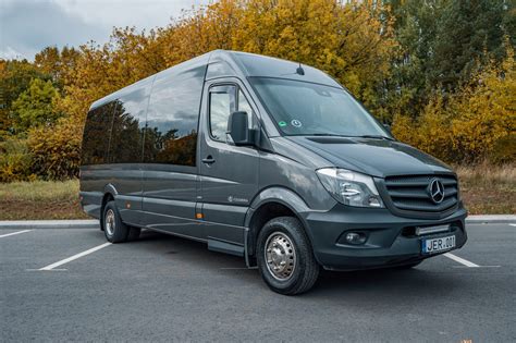 nuotrauka su daužtu Mercedes-Benz Vito mikroautobusu