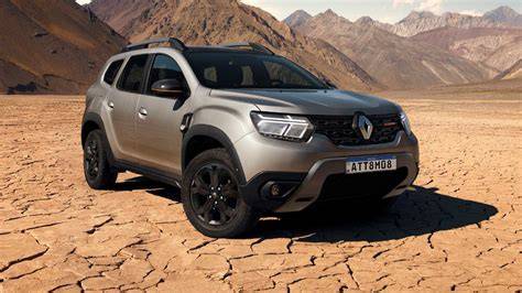 Renault Duster važiuojantis žvyrkeliu