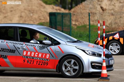 Infografika, iliustruojanti sėkmingo vairavimo mokymo principus: instruktoriaus palaikymą, aiškią komunikaciją ir saugią aplinką