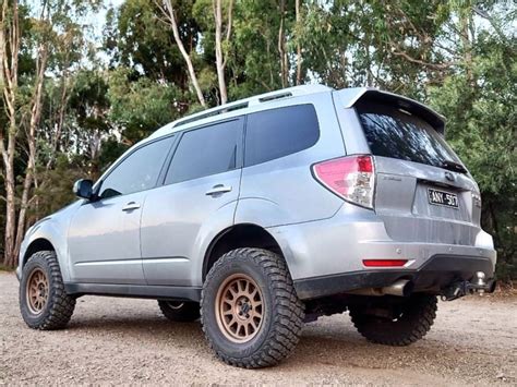 Tematinė nuotrauka: Subaru Forester SH važiuojantis keliu