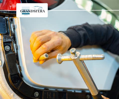 Nuotrauka automobilio, kurioje matomas įlenkimas ant kėbulo.