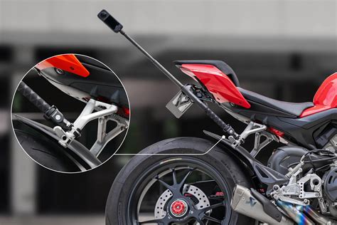 nuotrauka: chromuotas duslintuvo laikiklis sumontuotas ant klasikinio motociklo