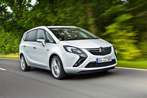 Opel Zafira Tourer išorės dizainas, akcentuojantis jo ilgį ir aukštį lyginant su konkurentais