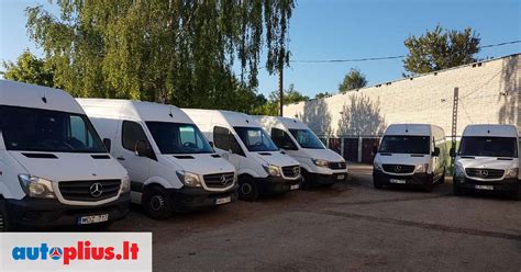 Teminė nuotrauka: krovininis mikroautobusas kraunamas Jurbarko kraštovaizdyje
