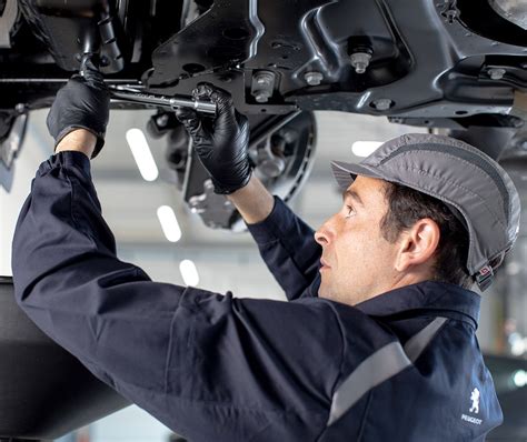 Nuotrauka, vaizduojanti automobilių apžiūrą ir techninės priežiūros procesą