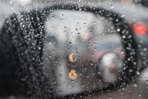 Tamsintas automobilio langas saulėtą dieną, rodantis privatumo didinimą