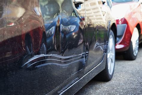 Teminė nuotrauka: apgadintas automobilis, galbūt vežamas tralu