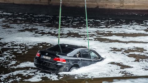 schematinis automobilio „BMW“ skrydžio į upę vaizdas