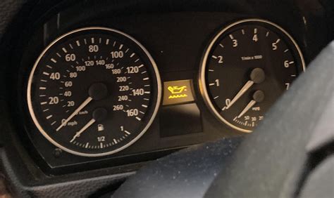 Vaizdinis pavaizdavimas pranešimų apie variklio alyvos lygį prietaisų skydelyje (skaitmeninis ir analoginis ekranai)