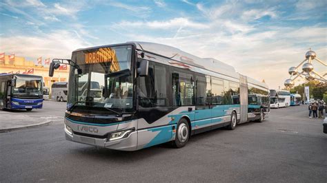 Infografika, vaizduojanti „IVECO“ transporto priemonių įvairovę: nuo „Daily“ mikroautobusų iki „Urbanway“ ir „E-WAY“ miestų autobusų.
