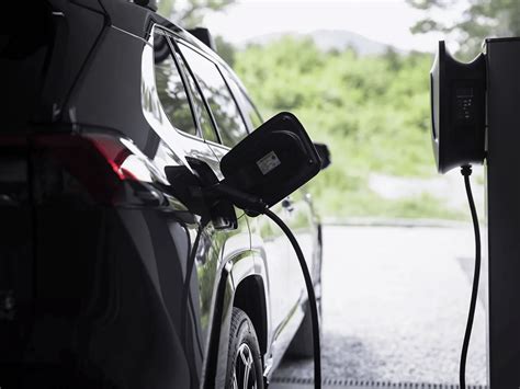 Schematinis pavaizdavimas, kaip veikia regeneracinis stabdymas hibridiniame automobilyje