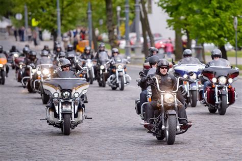 Nuotrauka su įvairių modelių naudotais motoroleriais ir motociklais
