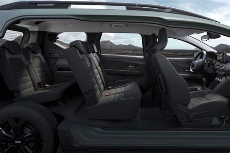 Interjero vaizdas su centrine konsole ir sėdynėmis