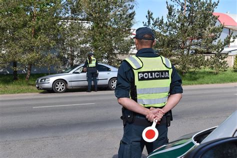 simbolinė nuotrauka, vaizduojanti vairuotoją, kuris atsisako vairuoti po vaistų pavartojimo