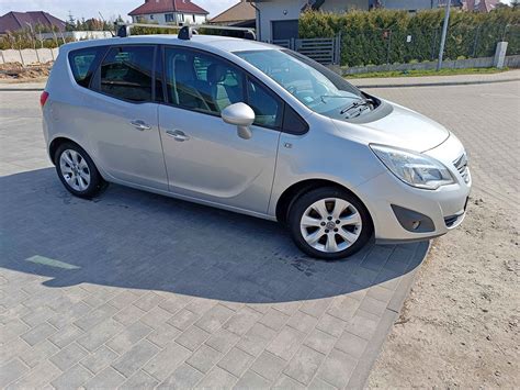 Opel Meriva 2011 automobilio išorės vaizdas, rodantis kompaktinio vienatūrio dizainą