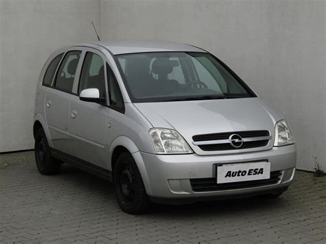 Opel Meriva salono interjeras, demonstruojantis transformuojamas sėdynes ir erdvę