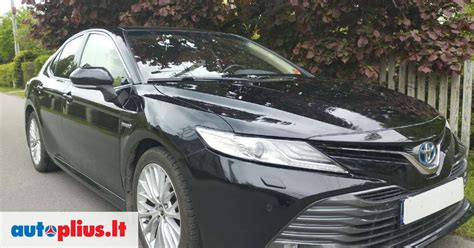 Toyota Camry aštuntos kartos sedanas su stilingu ir elegantišku kėbulu