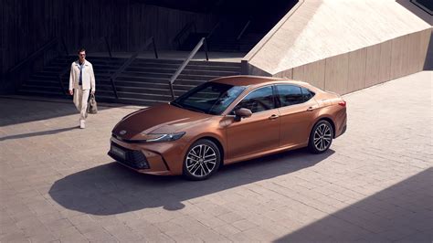 Toyota Camry salonas su multimedijos ekranu ir patogiais sėdynėmis