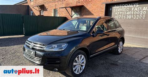 Automechanikas dirba su „Volkswagen“ automobiliu