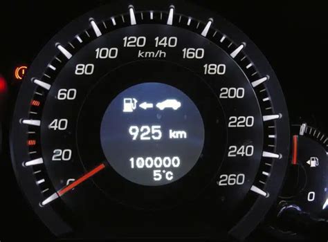 iliustracija, vaizduojanti skirtingų navigacijos programėlių ir automobilio spidometro rodmenų palyginimą