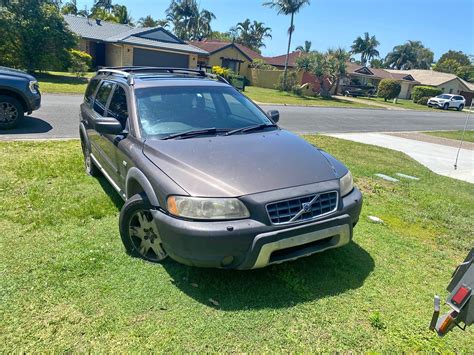Volvo XC70 visureigio stiliaus universalo nuotrauka su pabrėžtais plastikiniais kėbulo elementais