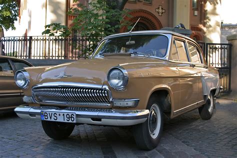 Koliažas: Istoriniai sovietiniai automobiliai - GAZ M-21 Volga ir GAZ M-20 Pobeda.