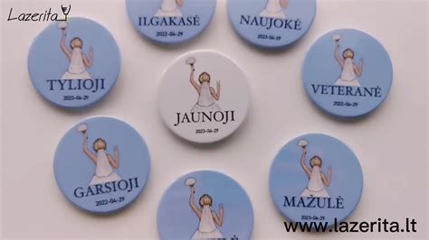 nuotrauka su vestuvine atributika ir mikroautobusu