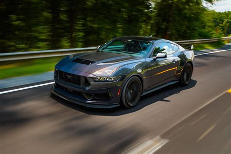 Ford Mustang Dark Horse variklio skyrius su sumontuota kompresoriaus sistema
