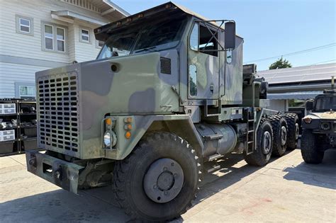 nuotrauka su Oshkosh M1070 HET sunkvežimiu, gabenančiu tanką