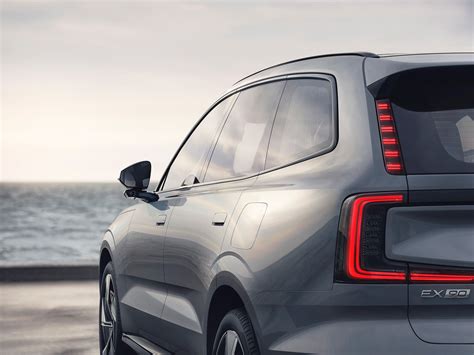 Saugumo testų nuotrauka su Volvo automobiliu ir manekenais