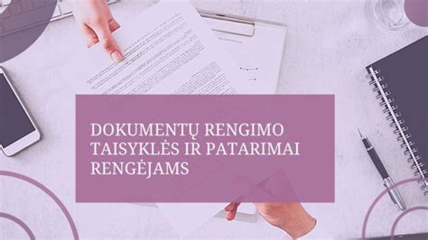 Teisininkas konsultuojantis porą dėl skyrybų dokumentų rengimo